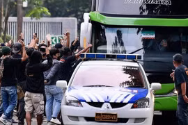 CĐV Indonesia tấn công xe chở tuyển Thái Lan