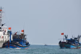 Lai dắt hai tàu cá gặp nạn vào bờ