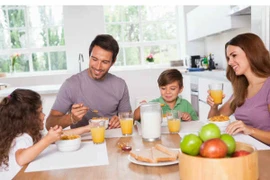 Hậu quả khôn lường khi dùng điện thoại trong bữa ăn