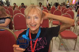 Ngưỡng mộ cụ già 70 tuổi có cơ bắp cuồn cuộn 