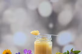 10 lợi ích sức khỏe ít được biết đến của sữa ong chúa