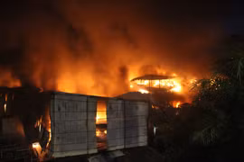 Chợ tạm bốc cháy dữ dội lúc rạng sáng, hàng trăm ki ốt bị thiêu rụi