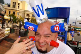 Anh chàng có da nam châm hút được tất cả mọi thứ