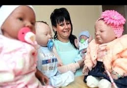 Xót xa người mẹ vô sinh xem búp bê là con ruột