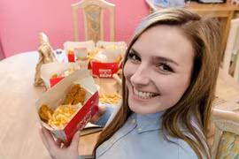 Cô nàng chỉ ăn KFC trong vòng 3 năm liền