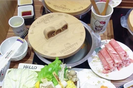 Ngắm nhà hàng lẩu Hello kitty mới mở cute nhất quả đất