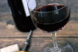 Tuyệt chiêu tẩy trắng răng vàng ố do uống rượu bia