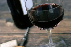 Tuyệt chiêu tẩy trắng răng vàng ố do uống rượu bia