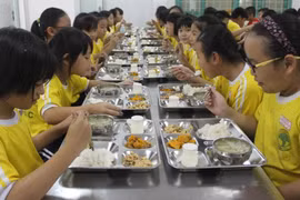 Bếp ăn trường học: “Thấp thỏm” nỗi lo!