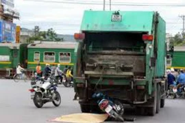 Đứt lìa đầu vì tông vào xe rác
