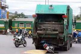 Đứt lìa đầu vì tông vào xe rác
