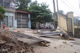 Cổng trường sập đè chết 4 người trong xe tải