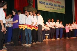 Vinamilk trao học bổng cho học sinh nghèo mồ côi, khuyết tật