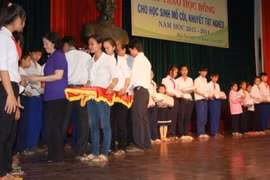 Vinamilk trao học bổng cho học sinh nghèo mồ côi, khuyết tật