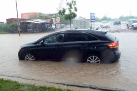 Xe tiền tỷ “chết đuối” trên đường ngập lụt ở Thủ đô