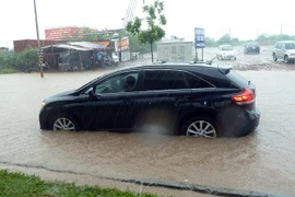 Xe tiền tỷ “chết đuối” trên đường ngập lụt ở Thủ đô