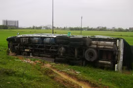 Bão "quật" xe tải lật nhào xuống ruộng