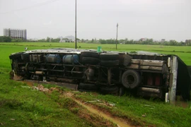 Bão "quật" xe tải lật nhào xuống ruộng