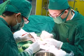 Tay hoại tử, co rút vì bôi cao sim vào vết bỏng