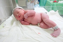 Bé gái chào đời cùng vòng tránh thai của mẹ
