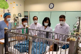 Chỉ đạo chăm sóc tốt nhất cho bệnh nhi vụ "đủ tiền mới cấp cứu"