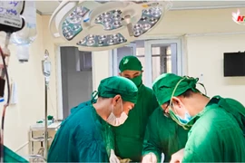 7 y bác sĩ hiến máu cứu sống bệnh nhân rơi từ vách núi nguy kịch