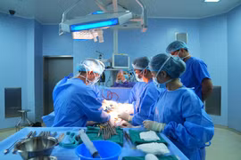 Các bác sĩ tiến hành đặt thể hang nhân tạo cho bệnh nhân