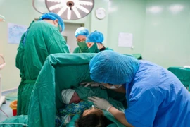 Người mẹ 51 tuổi sinh con đầu lòng sau 26 năm mong chờ