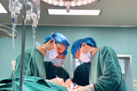 Chuyển vạt cơ lưng, tạo hình cho cô gái K vú tái phát biến dạng ngực