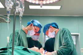 Chuyển vạt cơ lưng, tạo hình cho cô gái K vú tái phát biến dạng ngực