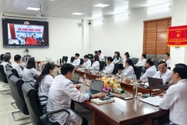 Các bác sĩ tại Trung tâm y tế huyện Hải Hà tham gia hội chẩn cùng bác sĩ của Bệnh viện Bãi Cháy