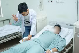 Thanh niên 24 tuổi gãy xương cánh tay vì chơi trò vật tay