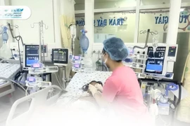 Bé 9 tuổi sốc sốt xuất huyết nặng, tổn thương gan, suy hô hấp