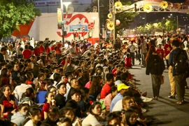 Nghìn người ngủ đêm trên hè phố chờ tổng duyệt diễu binh 30/4 