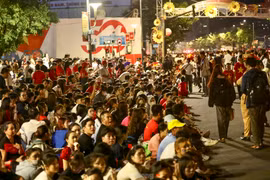 Nghìn người ngủ đêm trên hè phố chờ tổng duyệt diễu binh 30/4 