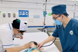 Hy hữu: Bé gái 2 tuổi nuốt 27 cục nam châm gây thủng ruột, dạ dày