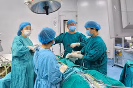 Bóc tách u bì buồng trứng có xương và tóc cho nữ bệnh nhân 35 tuổi