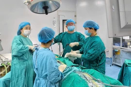 Bóc tách u bì buồng trứng có xương và tóc cho nữ bệnh nhân 35 tuổi