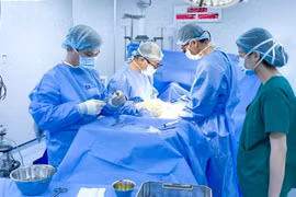 Đi khám viêm dạ dày, bé 15 tuổi phát hiện u quái buồng trứng