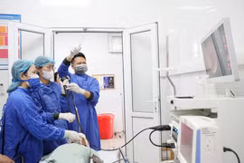 Gắp hạt hồng xiêm trú ngụ 1 tháng trong phế quản cụ bà 75 tuổi