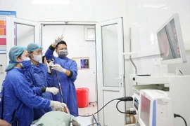 Gắp hạt hồng xiêm trú ngụ 1 tháng trong phế quản cụ bà 75 tuổi