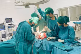 Cắt u mỡ tái phát lần 4 nặng hơn 8kg cho người phụ nữ 56 tuổi