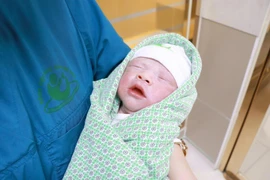 Vượt ngàn khó khăn, 4 tháng cứu con khỏi hội chứng truyền máu song thai