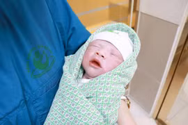 Vượt ngàn khó khăn, 4 tháng cứu con khỏi hội chứng truyền máu song thai