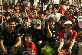 Nghìn người ngủ đêm trên hè phố chờ tổng duyệt diễu binh 30/4 