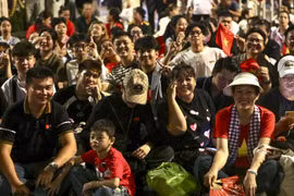 Nghìn người ngủ đêm trên hè phố chờ tổng duyệt diễu binh 30/4 