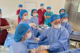 Hút dịch màng phổi thai nhi từ trong bụng mẹ