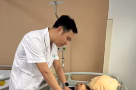 Mổ ung thư dạ dày cho bà cụ 71 tuổi, gù vẹo cột sống nặng