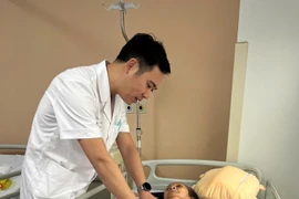 Mổ ung thư dạ dày cho bà cụ 71 tuổi, gù vẹo cột sống nặng