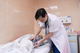 Đóng đinh nội tủy chữa gãy liên mấu chuyển xương đùi tránh di chứng